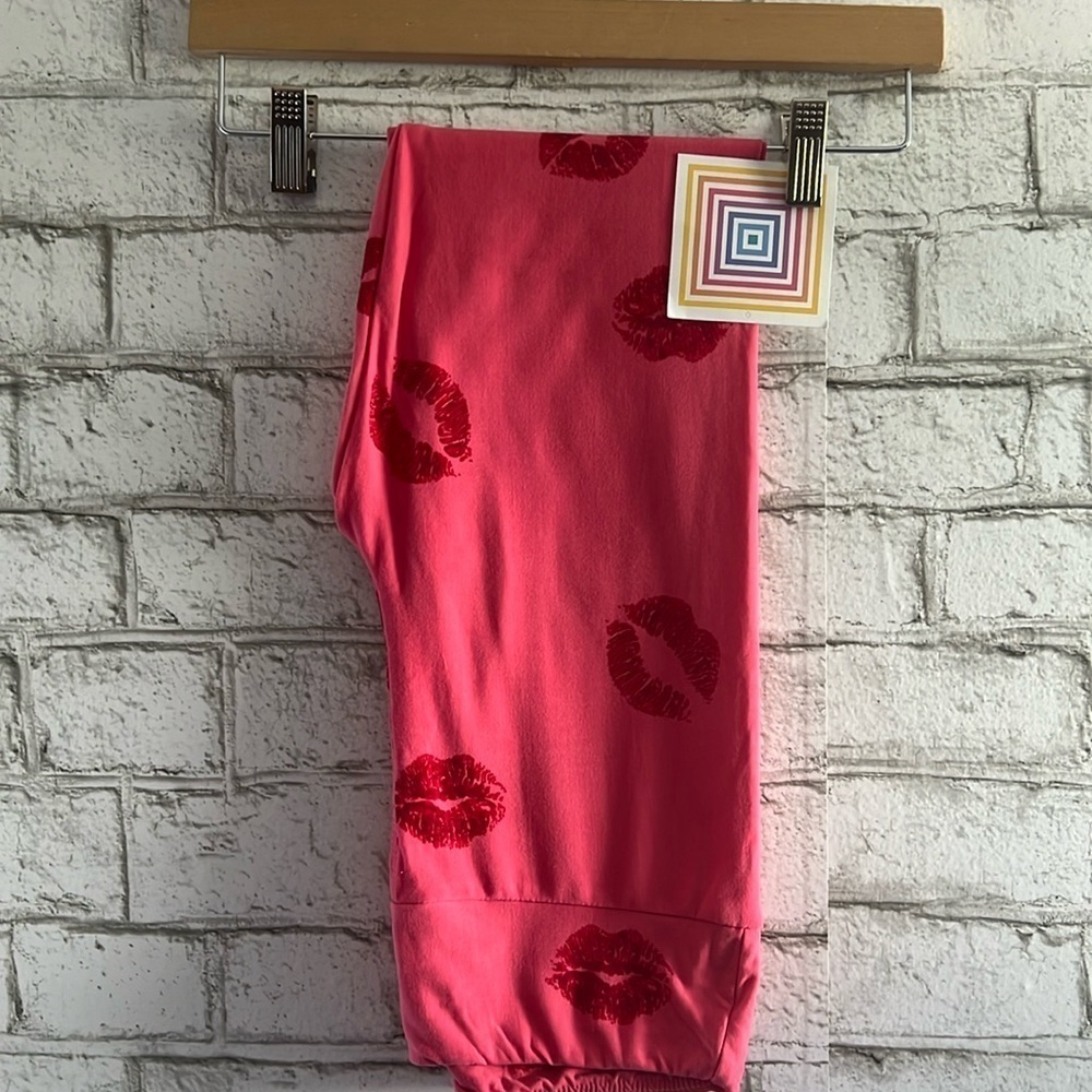 NEW!! LuLaRoe OS Lipstick Kiss Print  Leggings Pink Red ONESIze soft stretchy